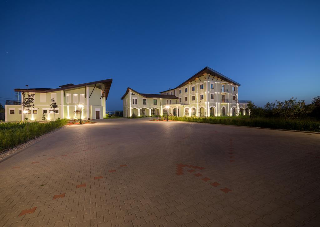 Magus Hotel Baia Mare Exterior foto